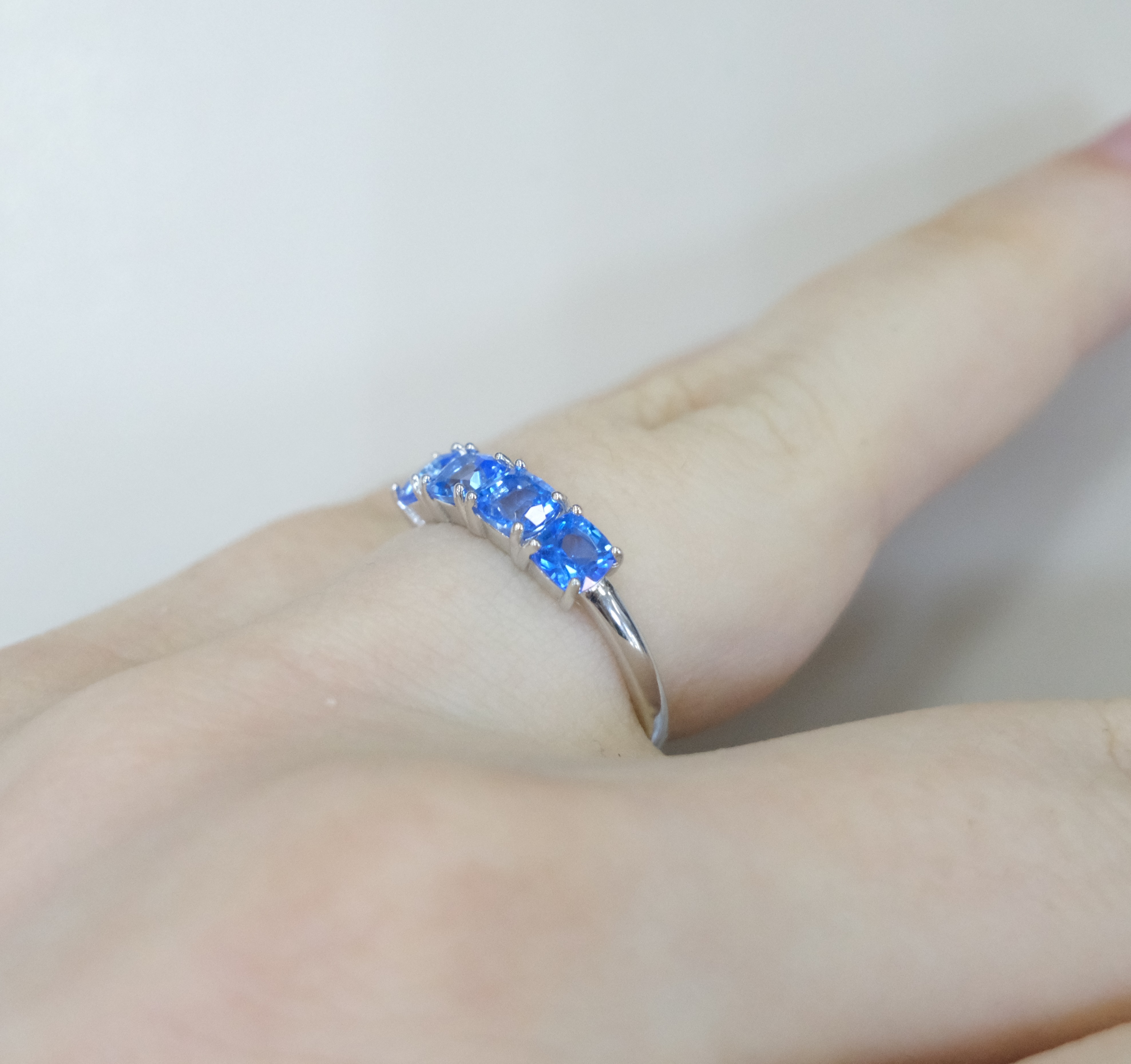 Серебряное кольцо с топазами Индиго